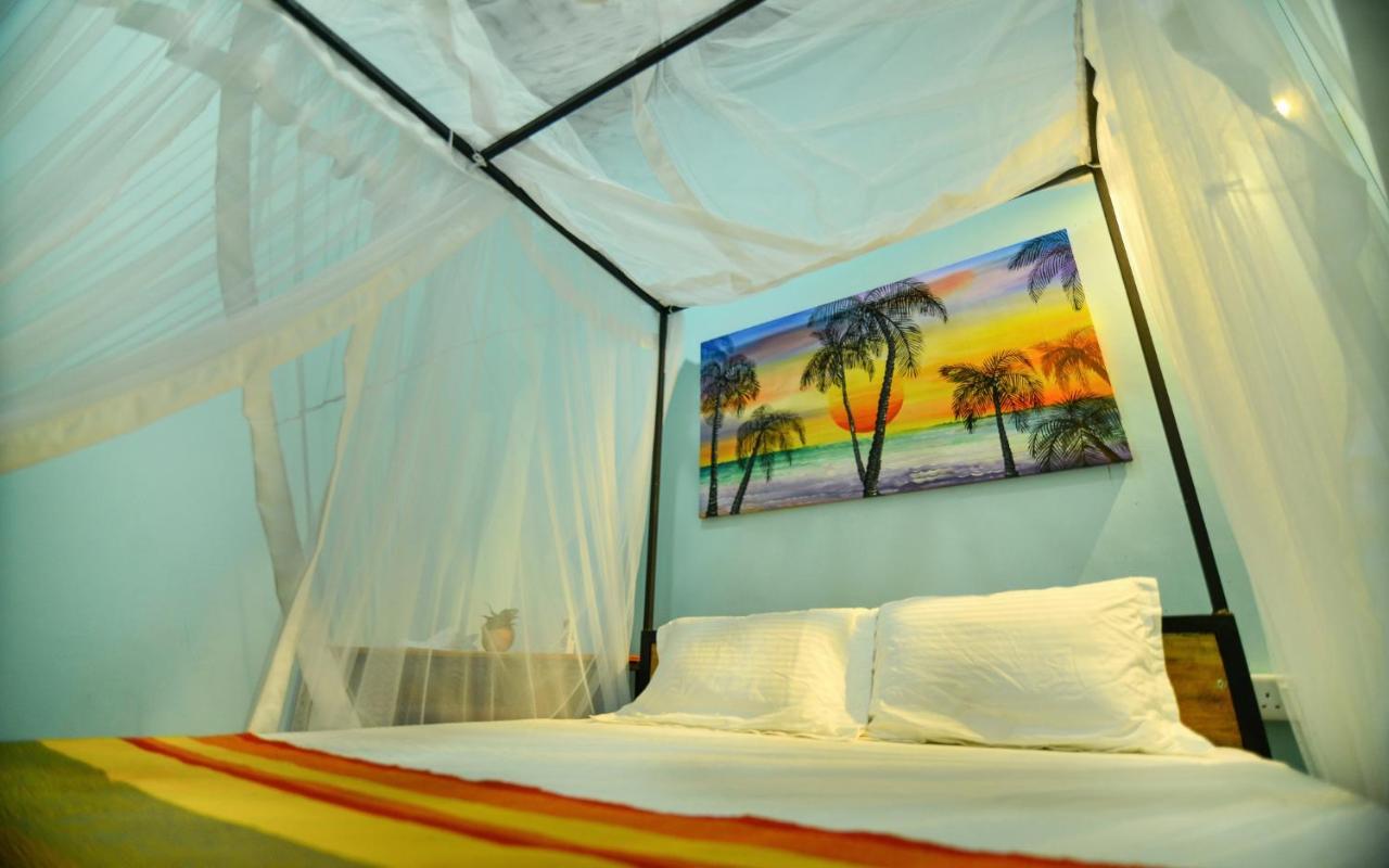 Hôtel Palm Leaf Surf Cafe à Galle Extérieur photo