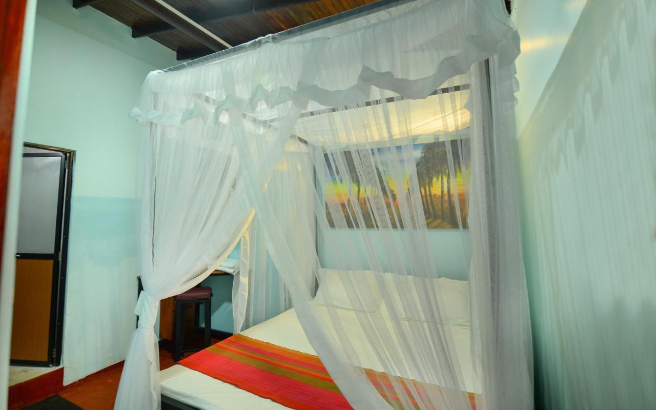 Hôtel Palm Leaf Surf Cafe à Galle Extérieur photo